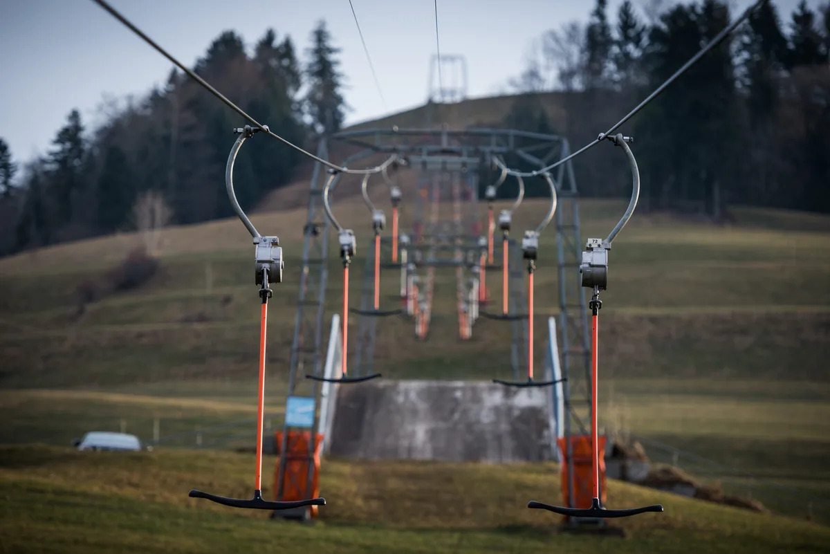 Bügel am Skilift Fischenthal in einem schneefreien Winter.